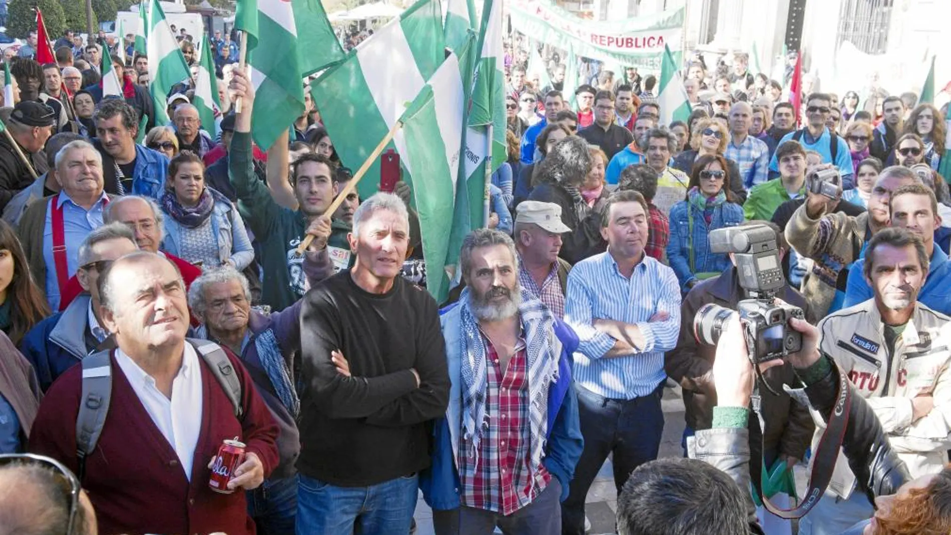 Diego Cañamero y Juan Manuel Sánchez Gordillo, rodeados de simpatizantes del SAT, ayer en Granada