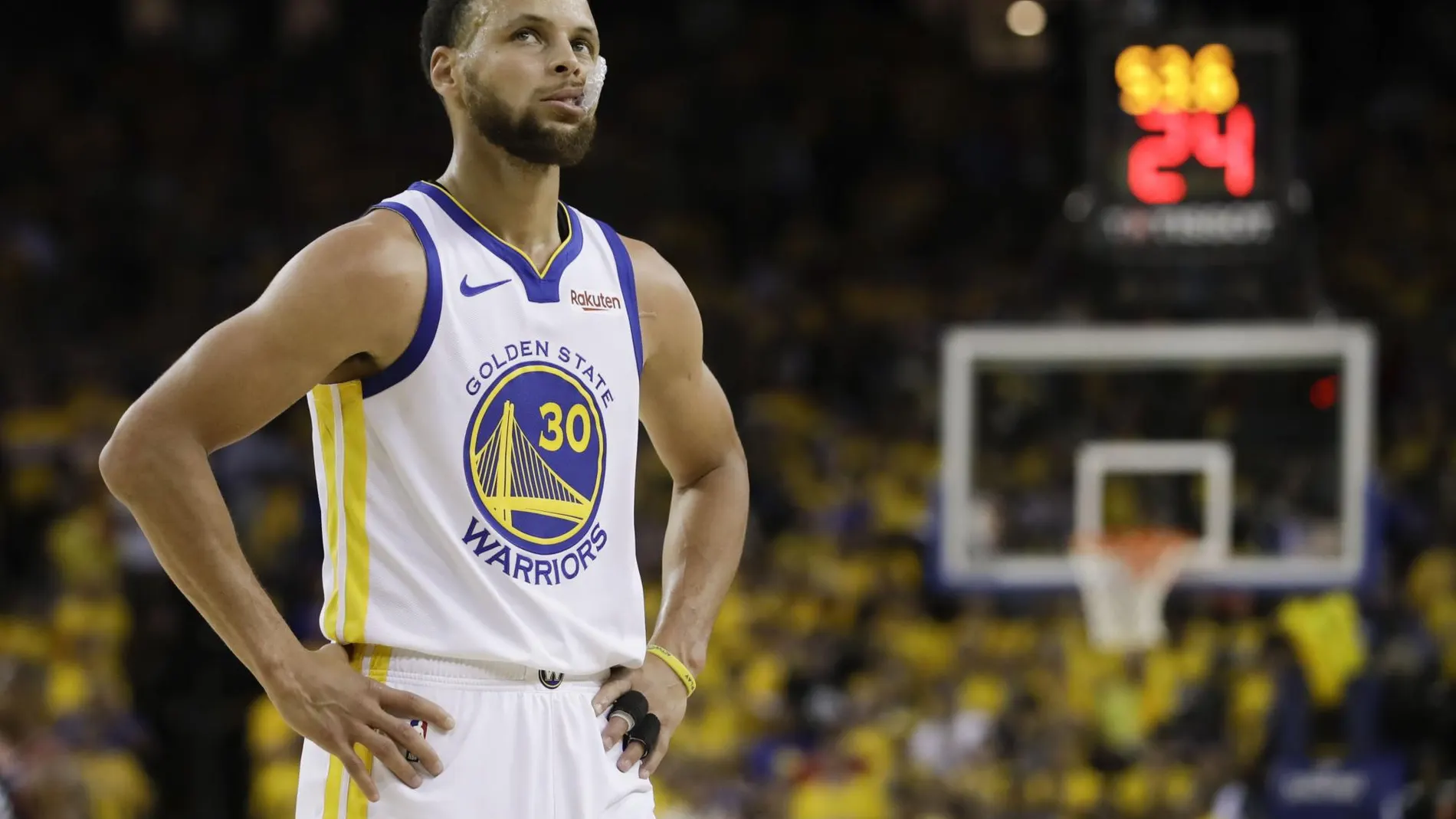Stephen Curry anotó 47 puntos en el tercer partido de las finales, pero no pudo evitar la derrota de los Warriors
