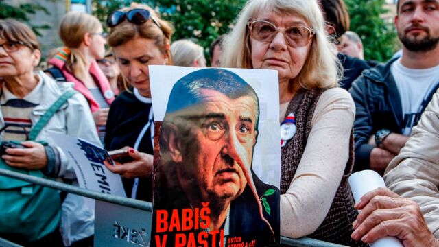 Una mujer sostiene una pancarta en la que puede leerse ''Babis atrapado'', mientras miles de manifestantes protestan en la plaza Wenceslas contra el primer ministro checo, Andrej Babis