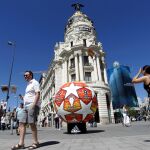 Vista de un balón publicitario de la Champions League en la Gran Vía