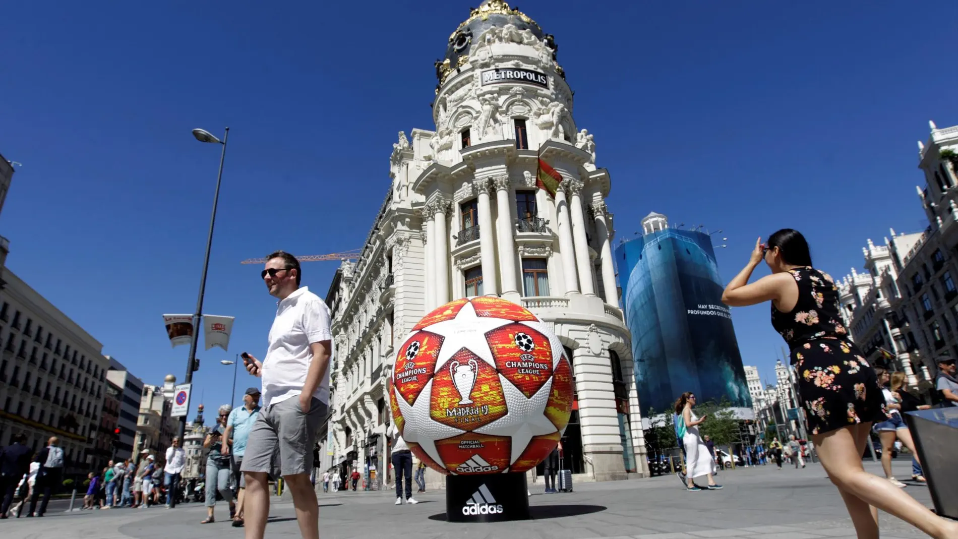 Vista de un balón publicitario de la Champions League en la Gran Vía