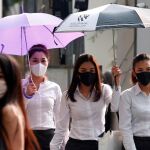 Varias muchachas llevan mascarillas mientras caminan por una calle de Bangkok (Tailandia) hoy, 15 de enero de 2019 / Efe