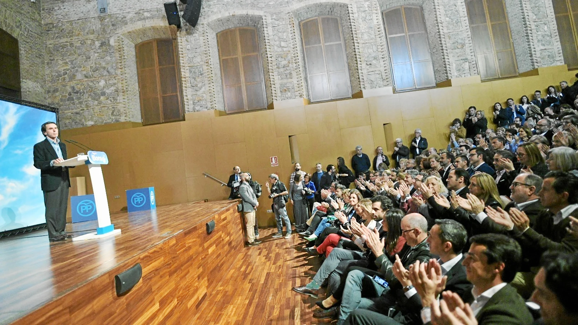 El ex presidente del Gobierno José María Aznar junto a las candidatas populares a la Presidencia de la Generalitat, Isabel Bonig, y a la alcaldía de Valencia, María José Català