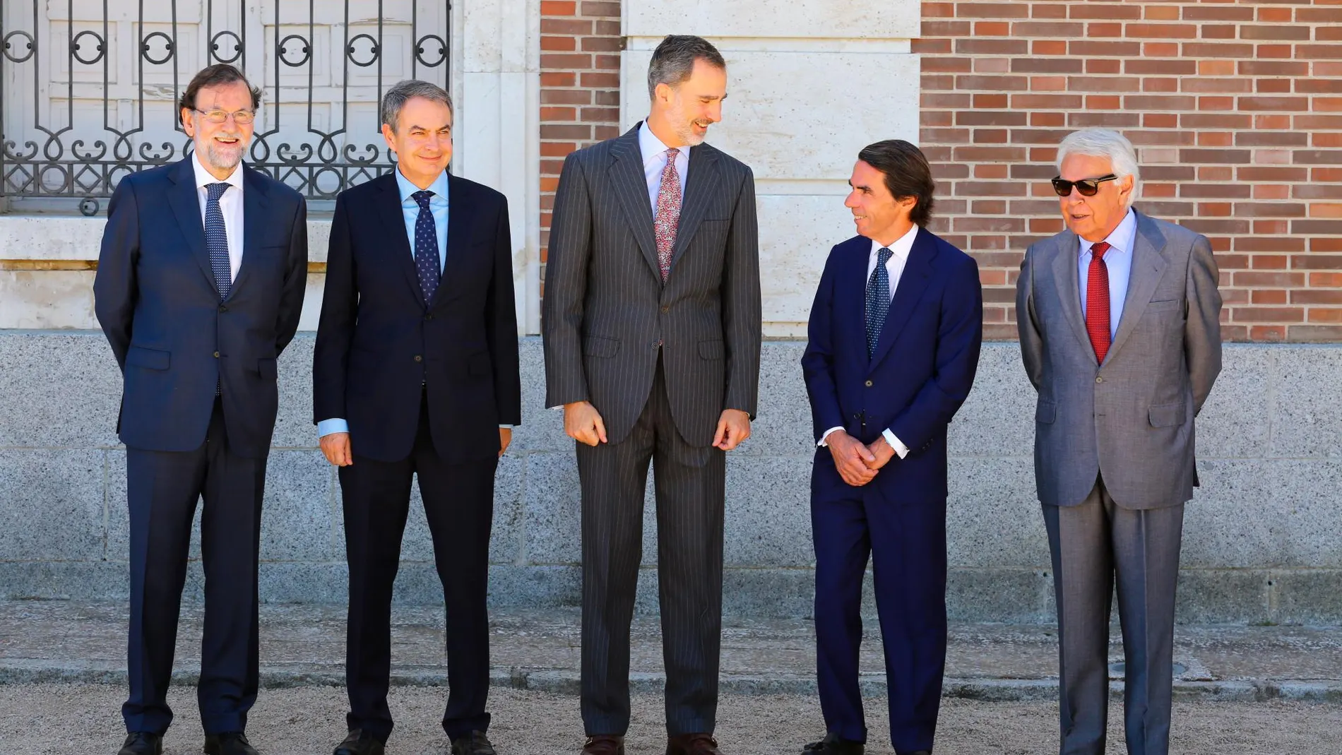 El Rey con Mariano Rajoy, José Luis Rodríguez Zapatero, José María Aznar y Felipe González antes de la reunión del patronato/Foto: C. Pastrano