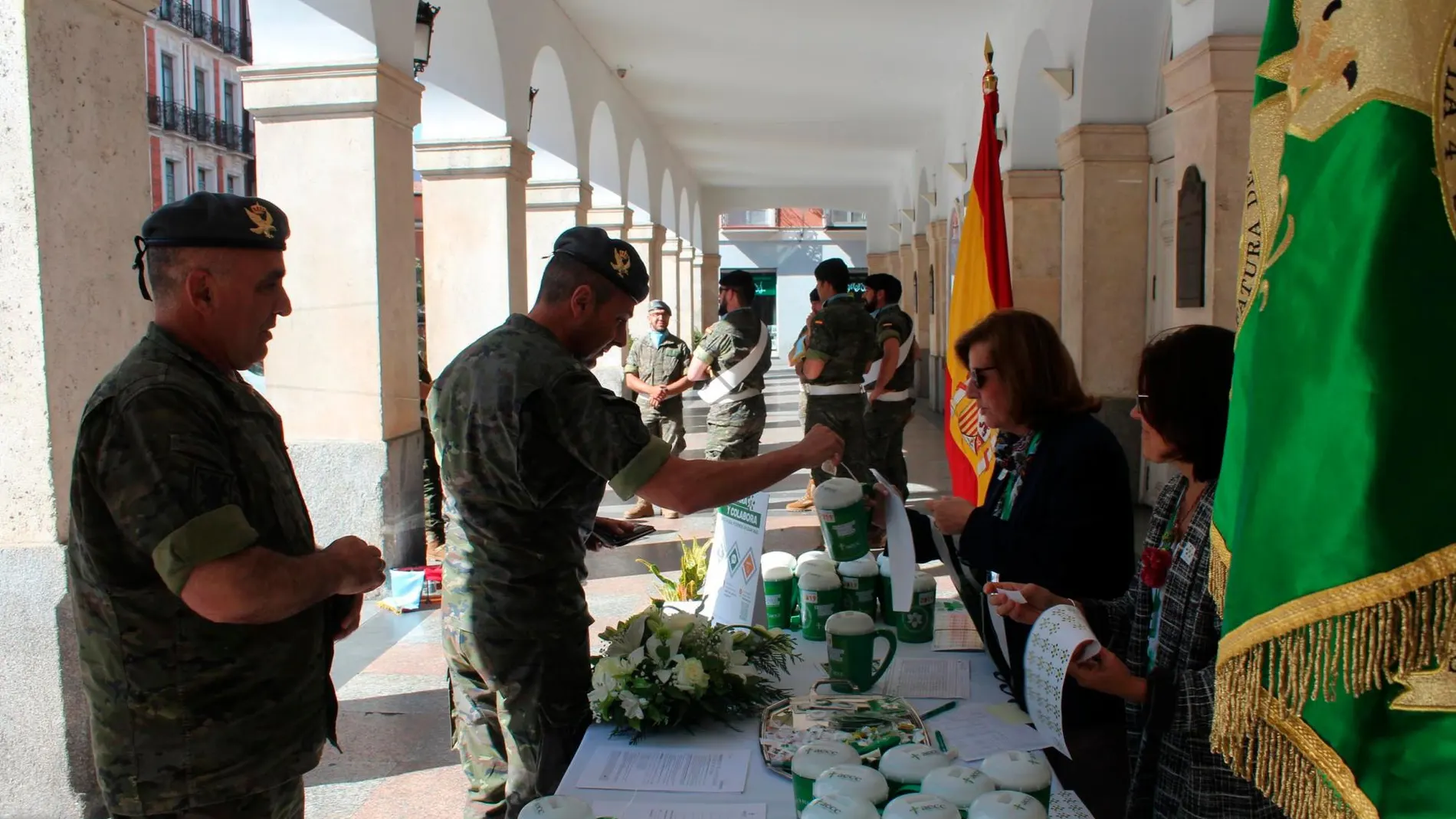 La Cuarta Subinspección General del Ejército y varias unidades de la Plaza, han colaborado poniendo una mesa petitoria a las puertas del Teatro Calderón de Valladolid