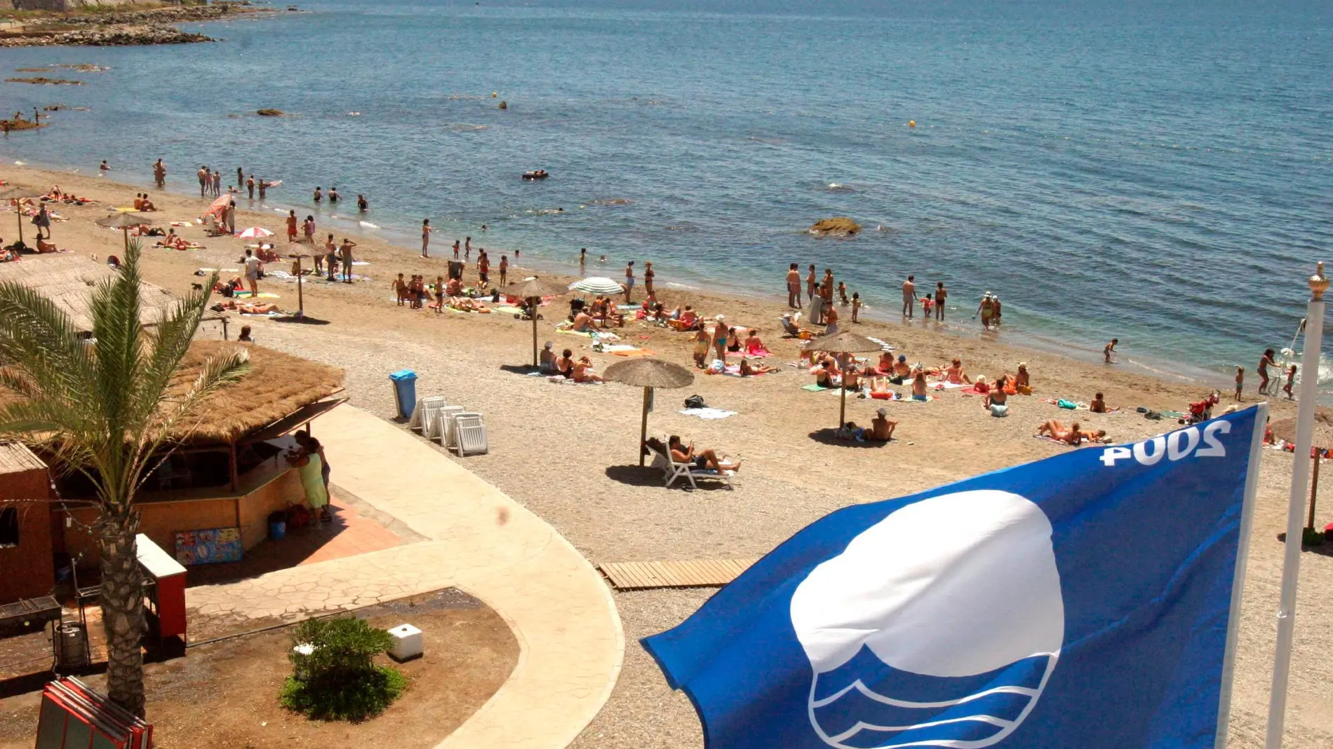 Bandera azul en una playa