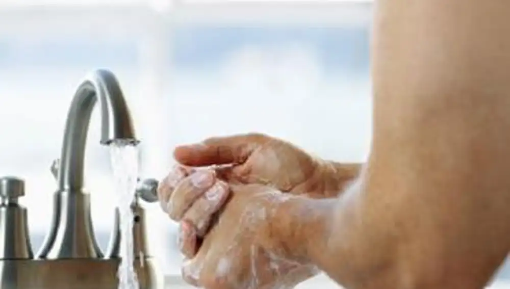 Lavarse las manos con jabón reduce la incidencia de las tasas de diarrea entre niños menores de 5 años en un 50 % y de las infecciones respiratorias agudas en un 25 %.