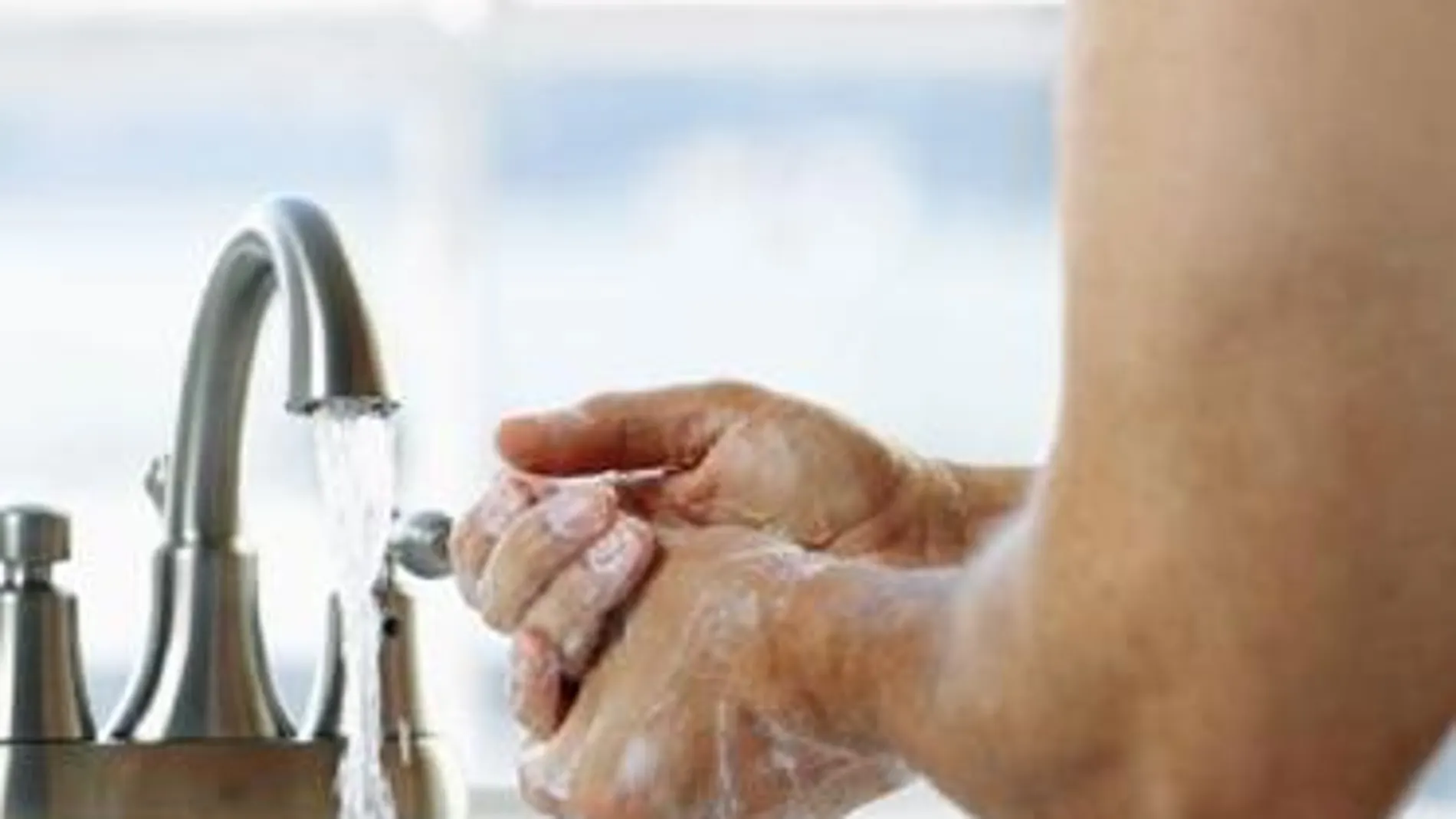 Lavarse las manos con jabón reduce la incidencia de las tasas de diarrea entre niños menores de 5 años en un 50 % y de las infecciones respiratorias agudas en un 25 %.