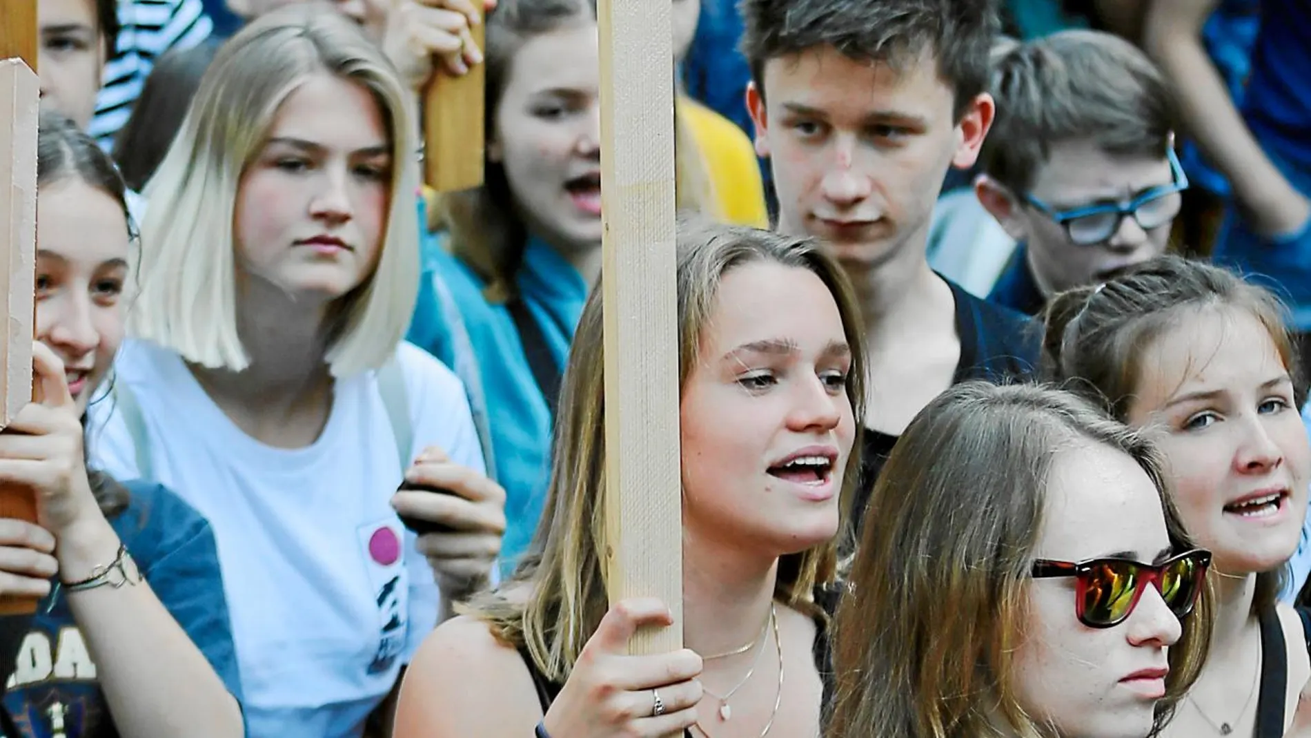 Jóvenes estudiantes participan en una manifestación contra el cambio climático en la ciudad alemana de Colonia / Ap