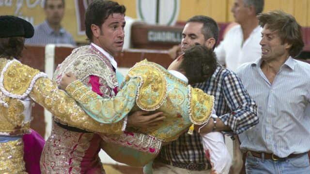David Galván es sacado del ruedo tras sufrir una grave cogida durante la corrida de la Feria de San Lucas de Jaén