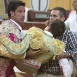 David Galván es sacado del ruedo tras sufrir una grave cogida durante la corrida de la Feria de San Lucas de Jaén