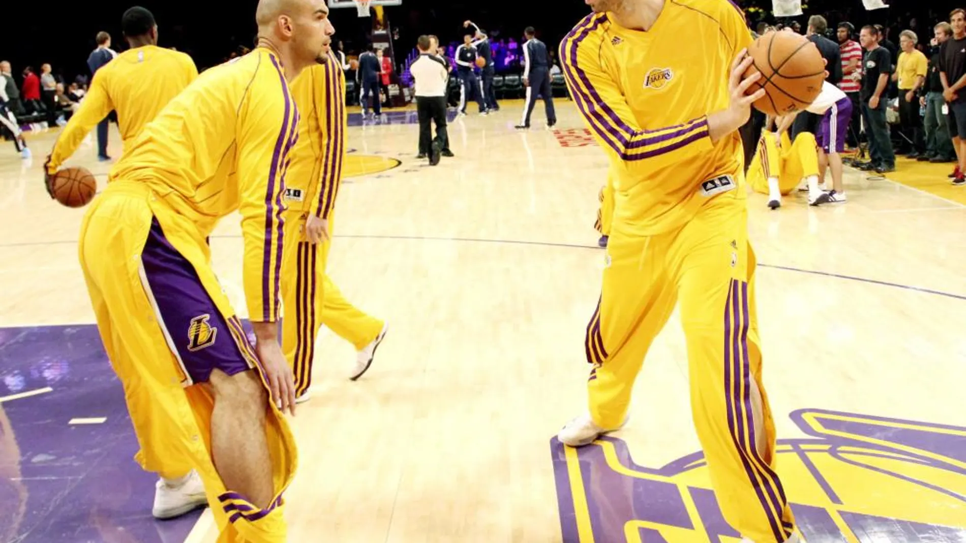 El ala-pivot español Pau Gasol, de Los Ángeles Lakers, momentos antes del comienzo del partido de pretemporada que su equipo disputó ayer contra los Nuggets de Denver en el Staples Center de Los Angeles, en el que los Nuggets ganaron por 97-88
