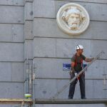 Un trabajador subido a un andamio en Madrid