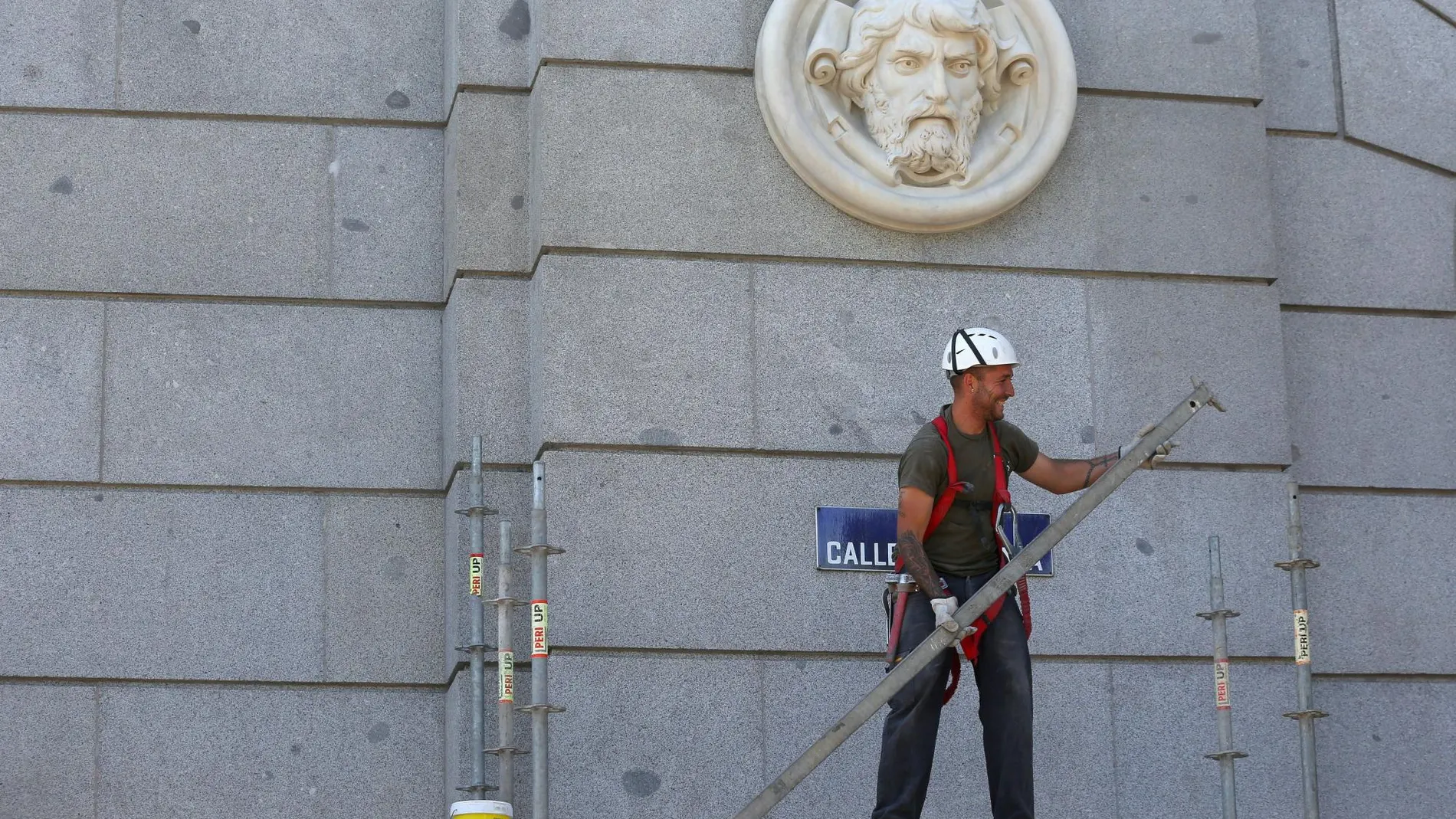 Un trabajador subido a un andamio en Madrid