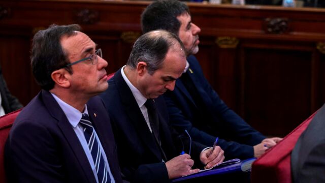 Jordi Sánchez (d), expresidente de ANC; Jordi Turull (c), exconsejero de Presidencia; y Josep Rull (i), exconsejero de Territorio y Sostenibilidad, durante una jornada del juicio del "procés"