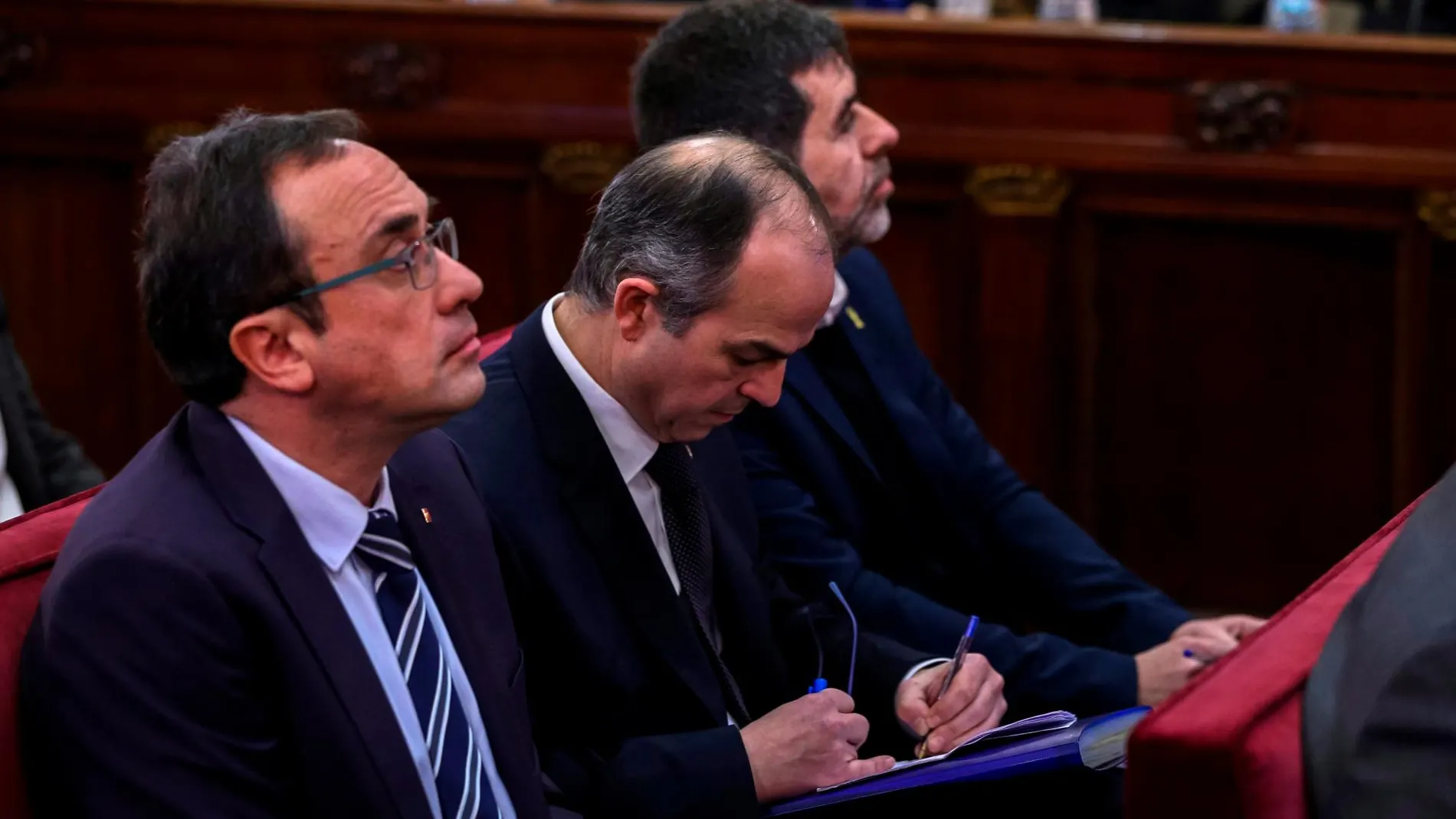 Jordi Sánchez (d), expresidente de ANC; Jordi Turull (c), exconsejero de Presidencia; y Josep Rull (i), exconsejero de Territorio y Sostenibilidad, durante una jornada del juicio del "procés"