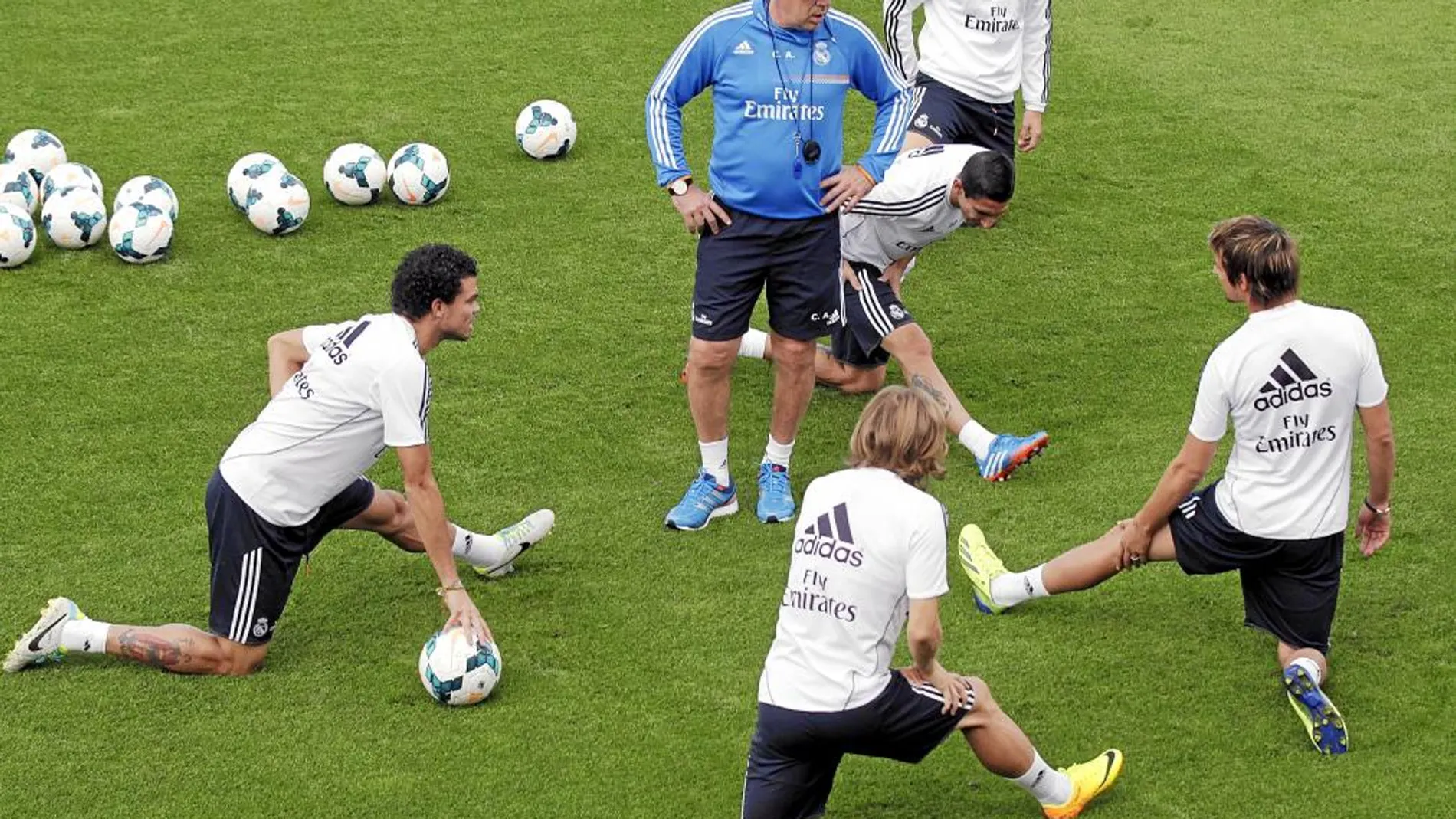 Ancelotti, en el entrenamiento de ayer junto a Pepe, Modric, Di María, Benzema y Coentrao. El portugués, como Marcelo y Varane, estará listo la semana que viene