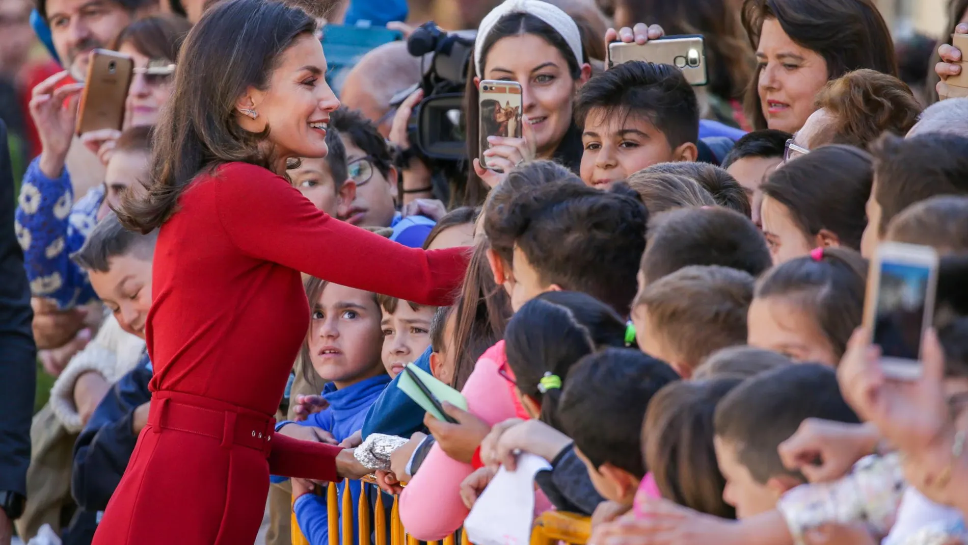 ¡Todo al rojo! La Reina Letizia recupera uno de sus 'looks' favoritos