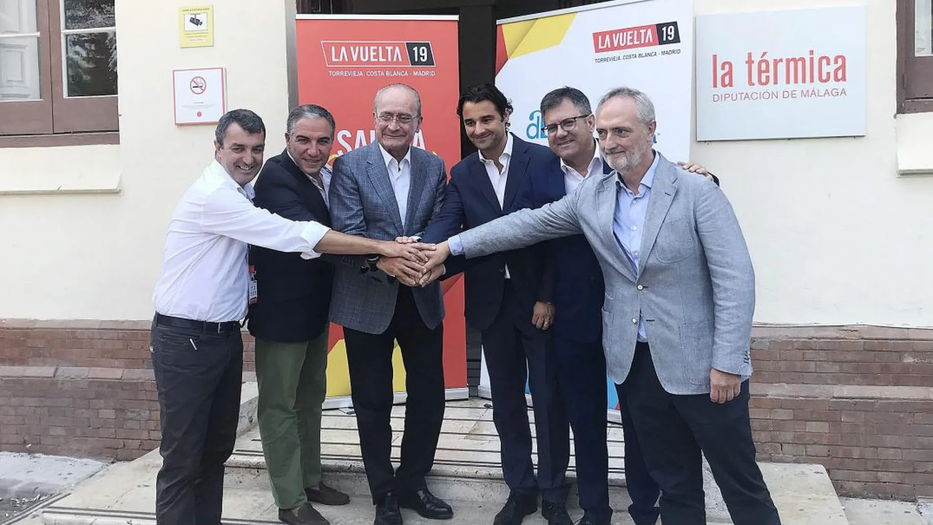 Dolón y Castelló, ayer con los representantes de la Vuelta Ciclista/La Razón