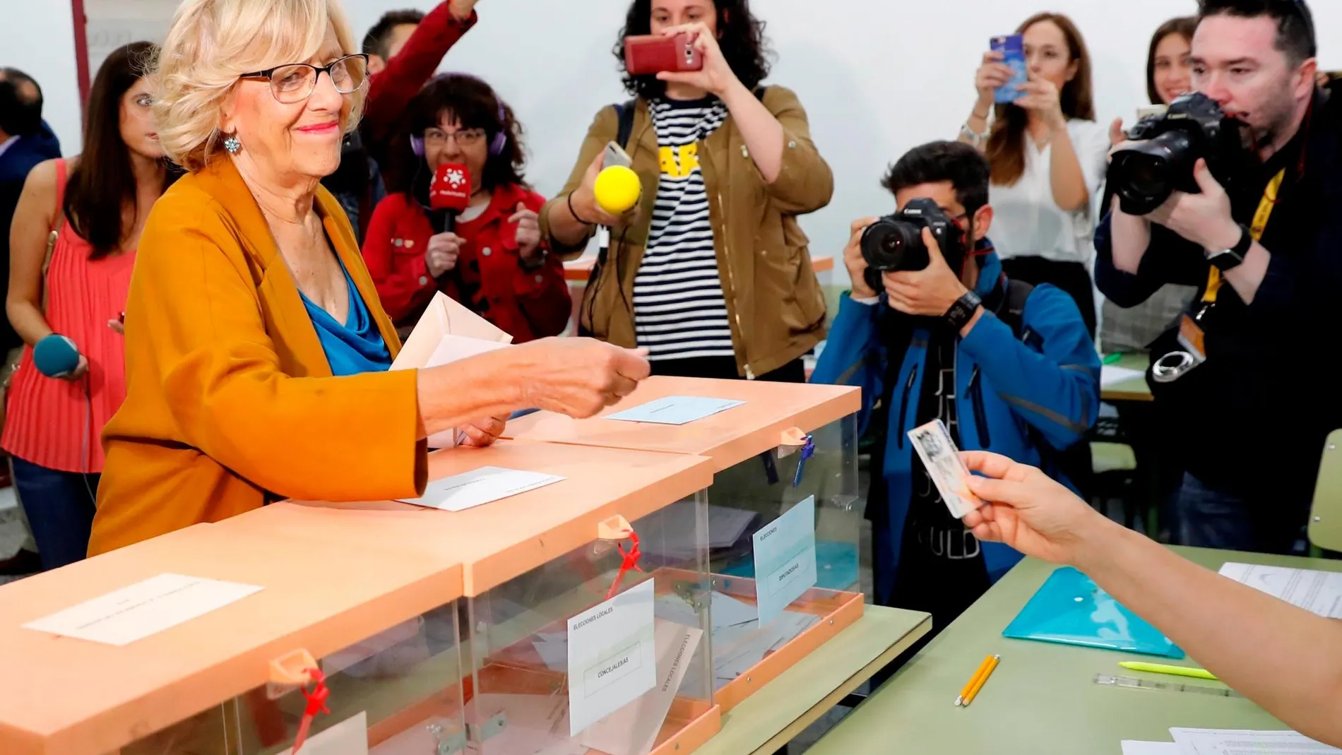 Carmena votó el pasado domingo en el IES Conde de Orgaz