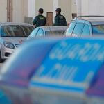 Agentes de la Guardia Civil en el lugar en que fue hallado el cadáver. Foto: Efe