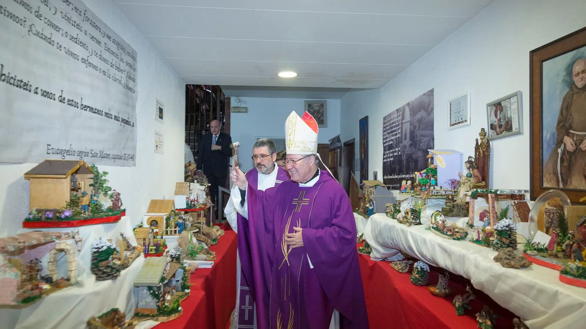 El obispo auxiliar de Valencia, monseñor Esteban Escudero, durante la bendición que inauguró la exposición de belenes de este año, en el sótano de Capuchinos