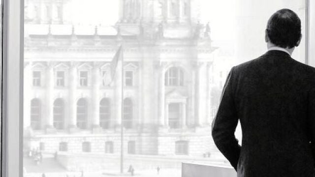Mariano Rajoy y Angela Merkel contemplan el edificio del Reichstag