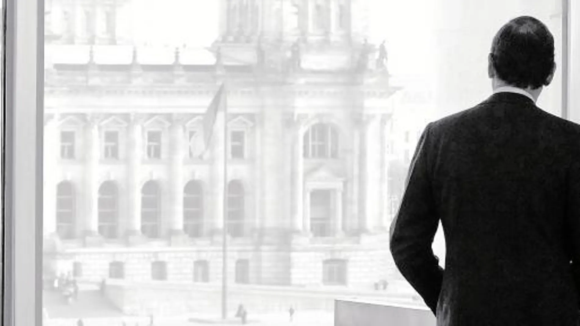 Mariano Rajoy y Angela Merkel contemplan el edificio del Reichstag