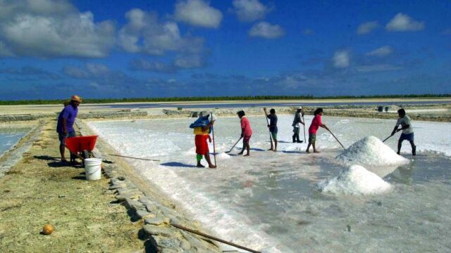 Kiribati se eleva sólo dos metros por encima del nivel del mar y es uno de los países más vulnerables al aumento del nivel del agua por el cambio climático