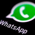 La aplicación de WhatsApp vista a través de la pantalla de un móvil