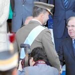El presidente de Castilla y León, Juan Vicente Herrera, saluda a los Príncipes de Asturias, antes de iniciarse el desfile militar de Día de la Fiesta Nacional