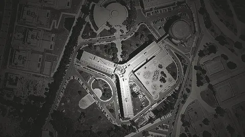 «La Estrella» de Madrid. Vista aérea del edificio que alberga el Centro Nacional de Inteligencia (CNI), llamado así por su diseño geométrico en forma de «Y»