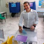 El Primer Ministro griego, Alexis Tsipras, ejerciendo su derecho a voto en el día de hoy