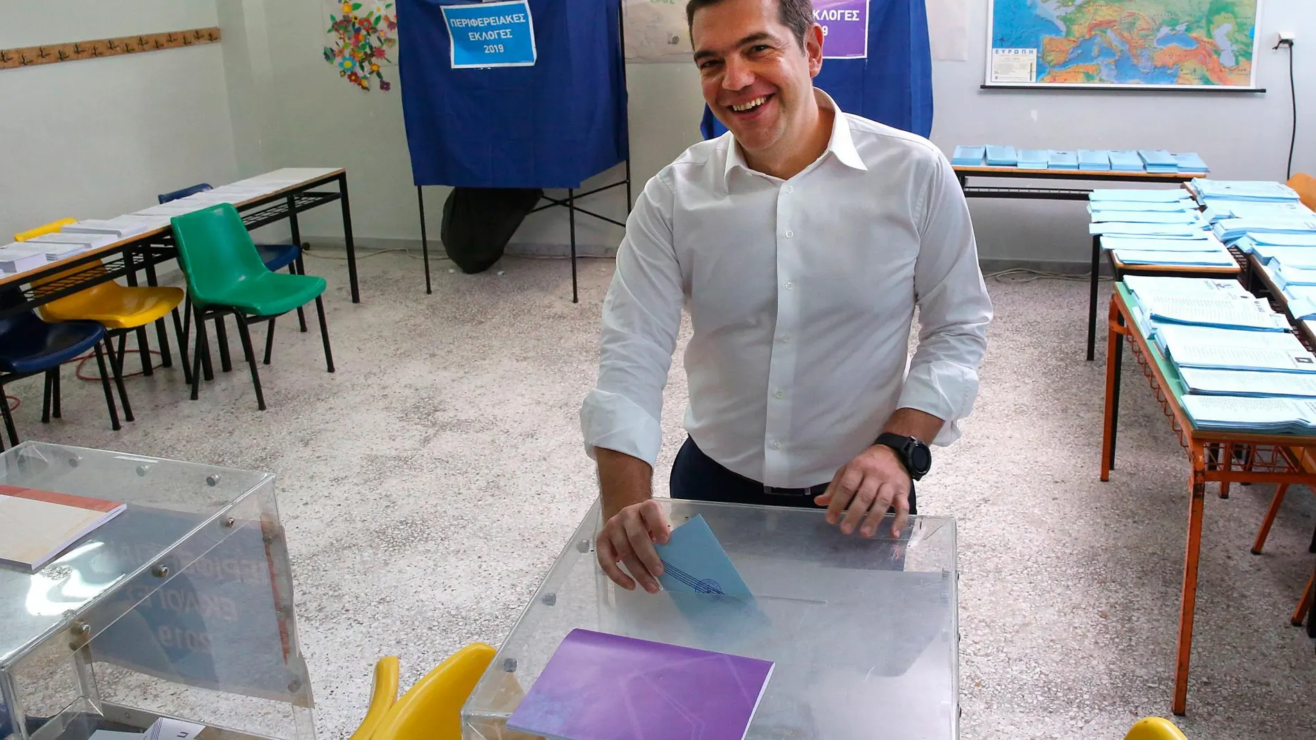 El Primer Ministro griego, Alexis Tsipras, ejerciendo su derecho a voto en el día de hoy