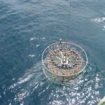 Extracción de muestras de agua de la costa este de Japón durante la campaña de investigación oceanogràfica