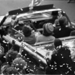 Imagen desde atrás del coche presidencial en Dallas antes del asesinato de JFK el 22 de noviembre de 1963