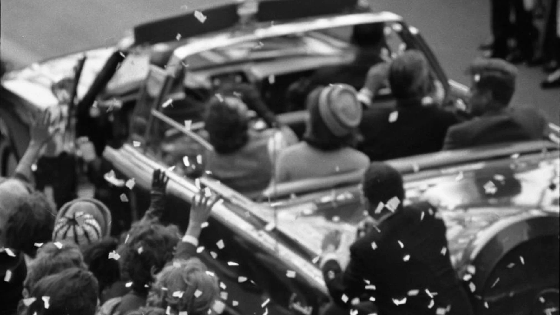 Imagen desde atrás del coche presidencial en Dallas antes del asesinato de JFK el 22 de noviembre de 1963
