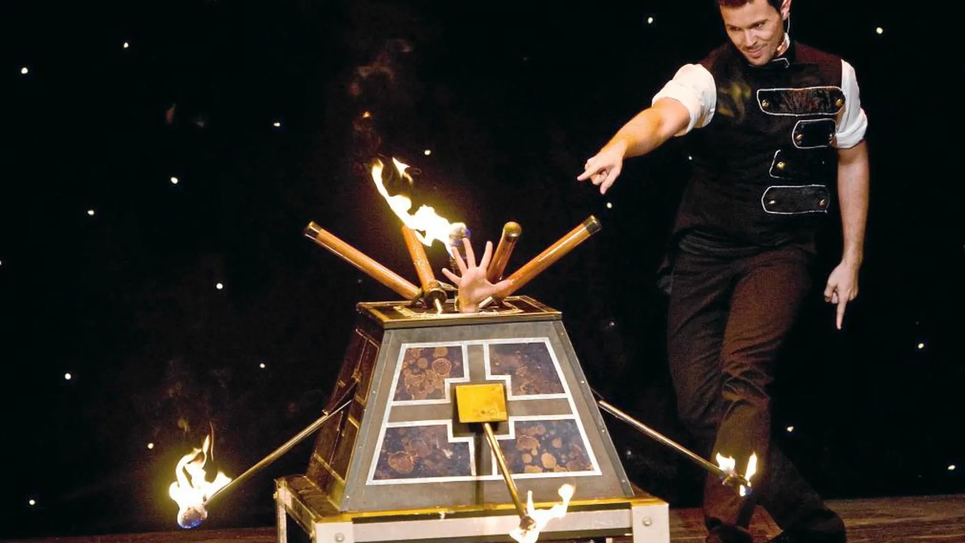 Actuación del ilusionista Héctor, en la Gran Gala Internacional de las Jornadas Internacionales de Magia de 2012