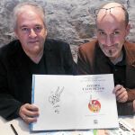 Didier Conrad y Jean-Yves Ferri, ayer, mostrando el primer libro que han realizado protagonizado por Astérix