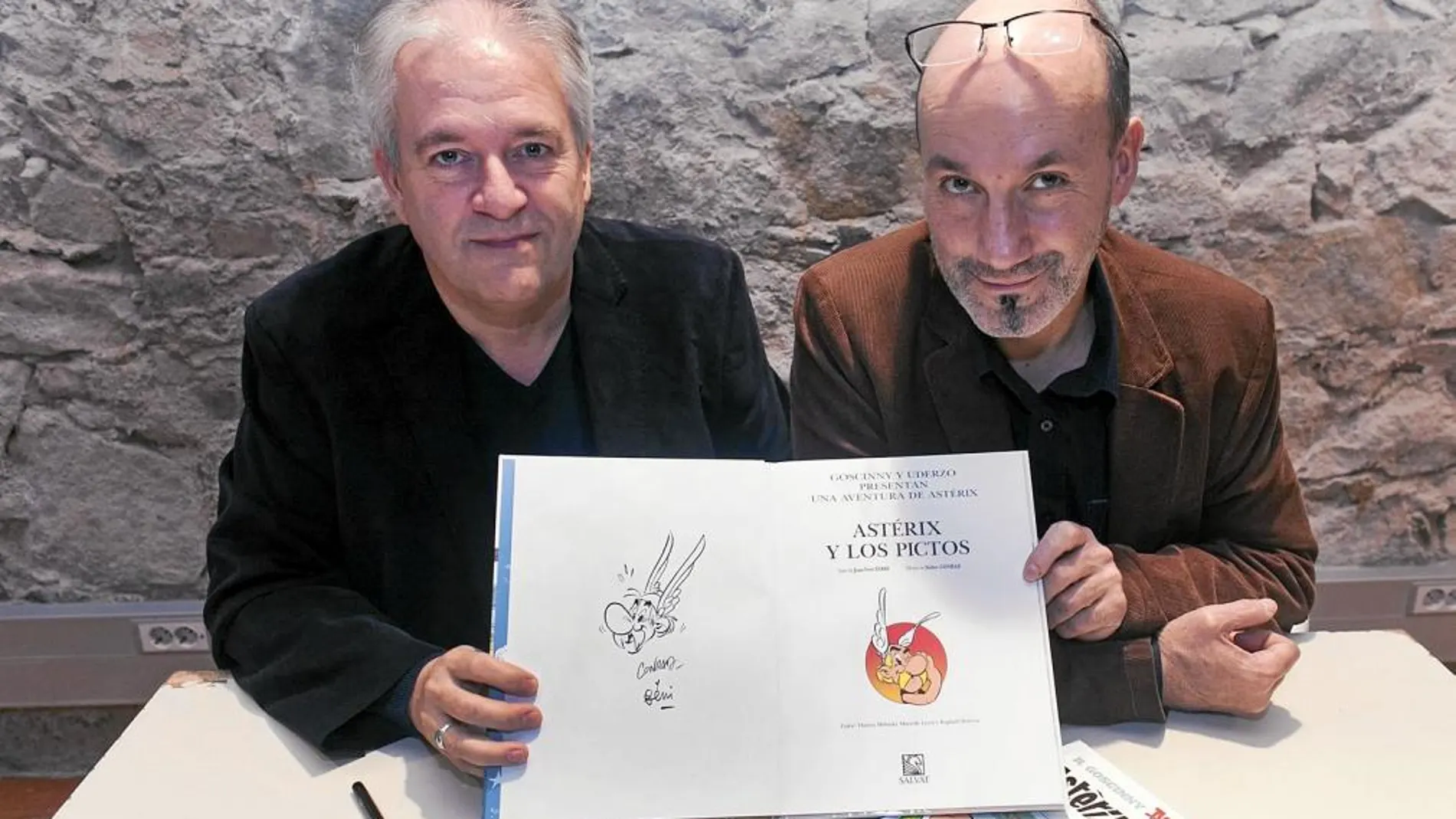Didier Conrad y Jean-Yves Ferri, ayer, mostrando el primer libro que han realizado protagonizado por Astérix
