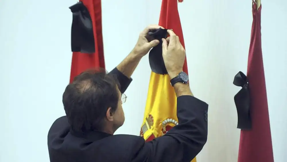 Crespones negros en las banderas del Ayuntamiento de Madrid mal colocados