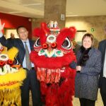 La rectora de la Universidad de Valencia, Mavi Mestre, y su homólogo de la Universidad Normal del este de China, Wan Yan
