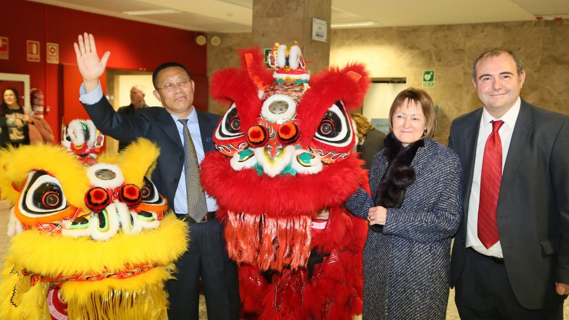 La rectora de la Universidad de Valencia, Mavi Mestre, y su homólogo de la Universidad Normal del este de China, Wan Yan