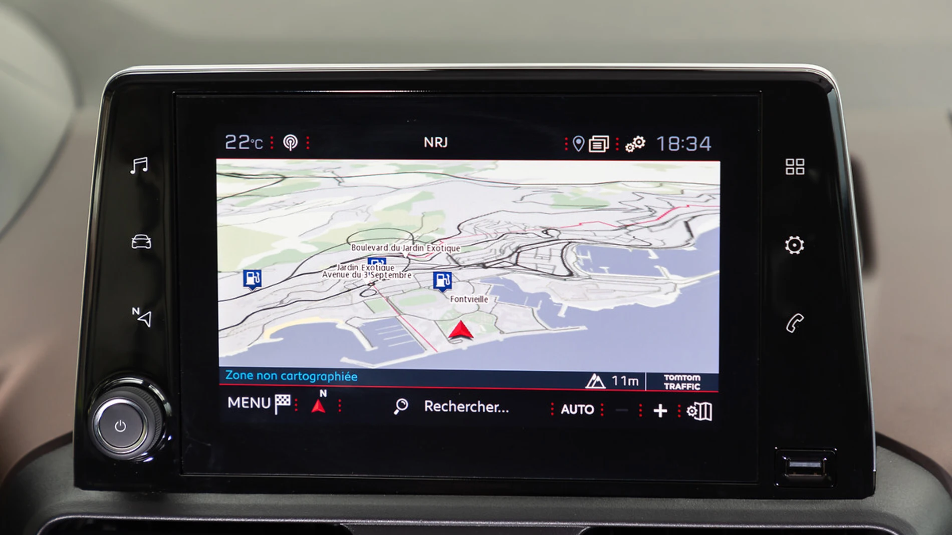 La pantalla de 8” capacitiva permite ver los mapas de navegación y conexión multimedia.