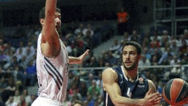 El escolta turco del Anadolu Efes Istambul Dogus Balbay (d) con el balón ante el alero del Real Madrid Nikola Mirotic