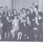 Una imagen de la boda de Aurora Perea, la mujer que aparece sentada sonriendo en el centro de la imagen. Ella fue la obsesión erótica de Josep Pla