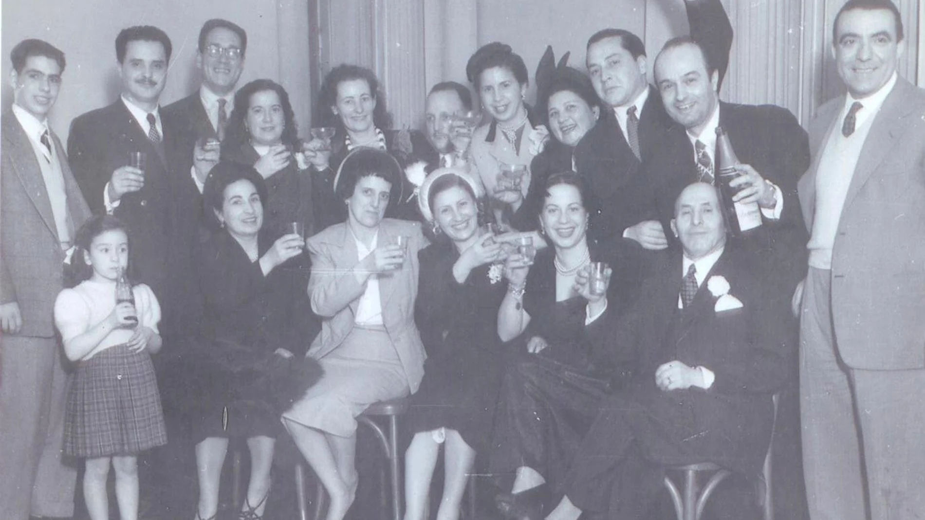 Una imagen de la boda de Aurora Perea, la mujer que aparece sentada sonriendo en el centro de la imagen. Ella fue la obsesión erótica de Josep Pla