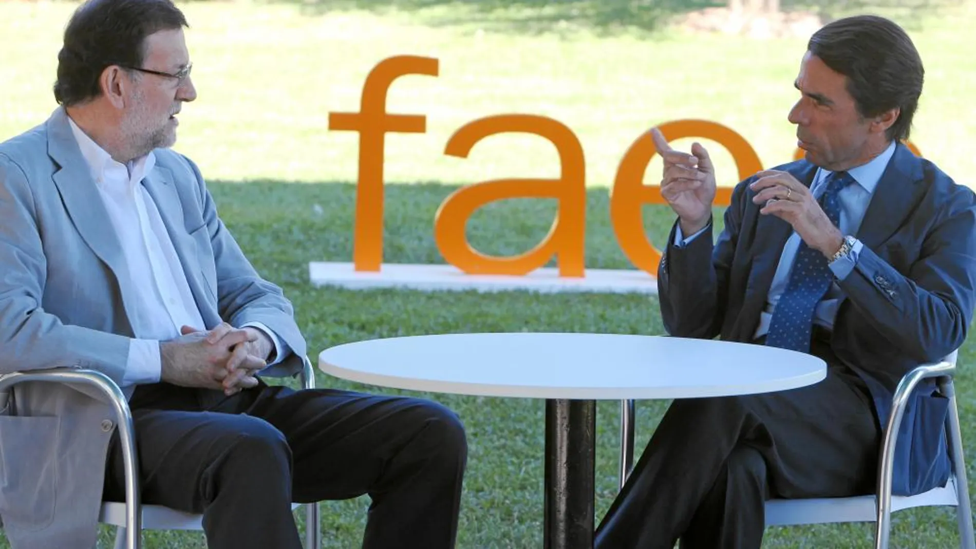 José María Aznar y Mariano Rajoy, ayer durante su encuentro en la clausura del Campus FAES