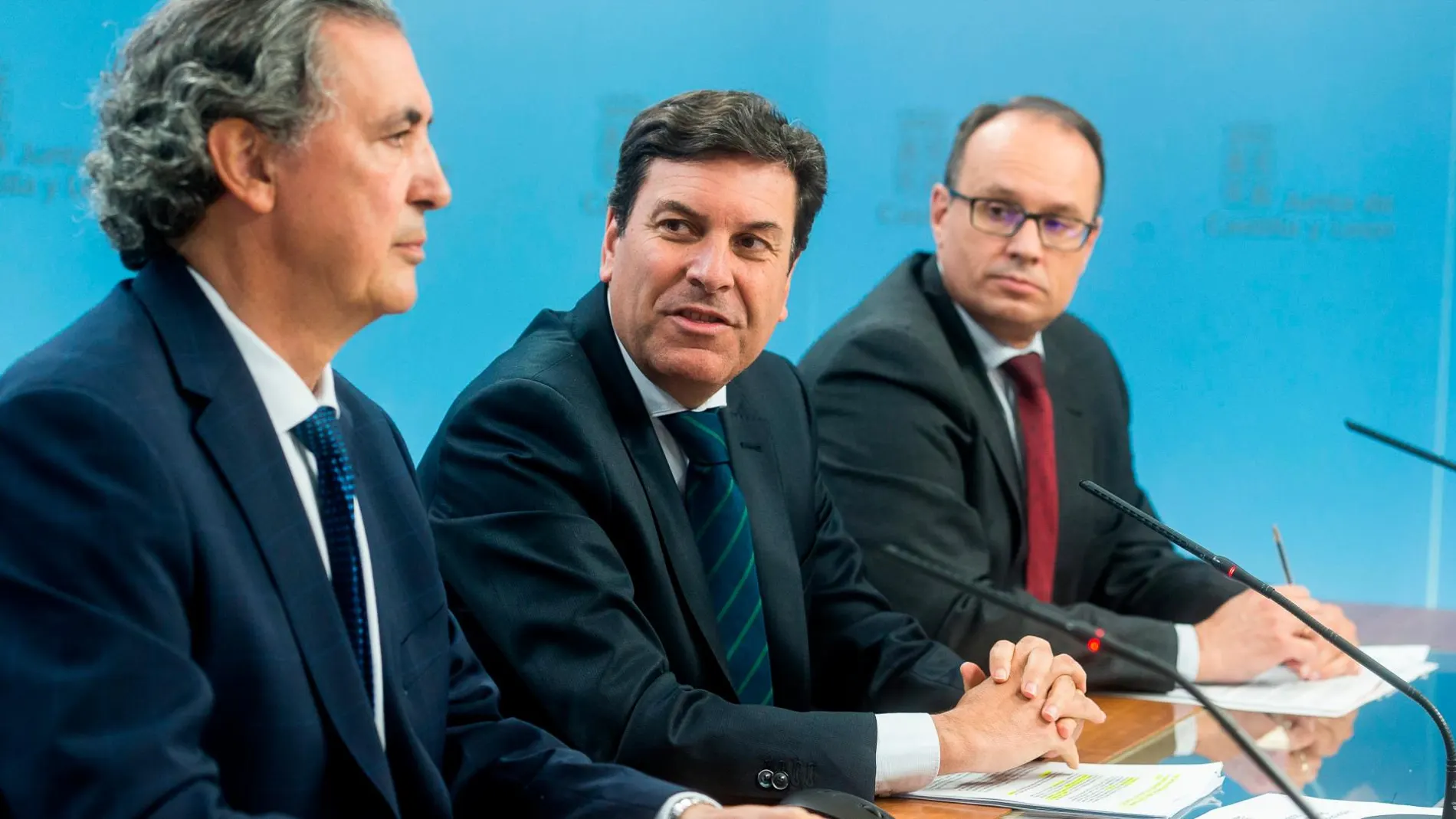 El consejero Carlos Fernández Carriedo junto a Jesús Fuertes Zurita y Carlos Raúl de Pablos Pérez en la presentación del Índice DEC 2018