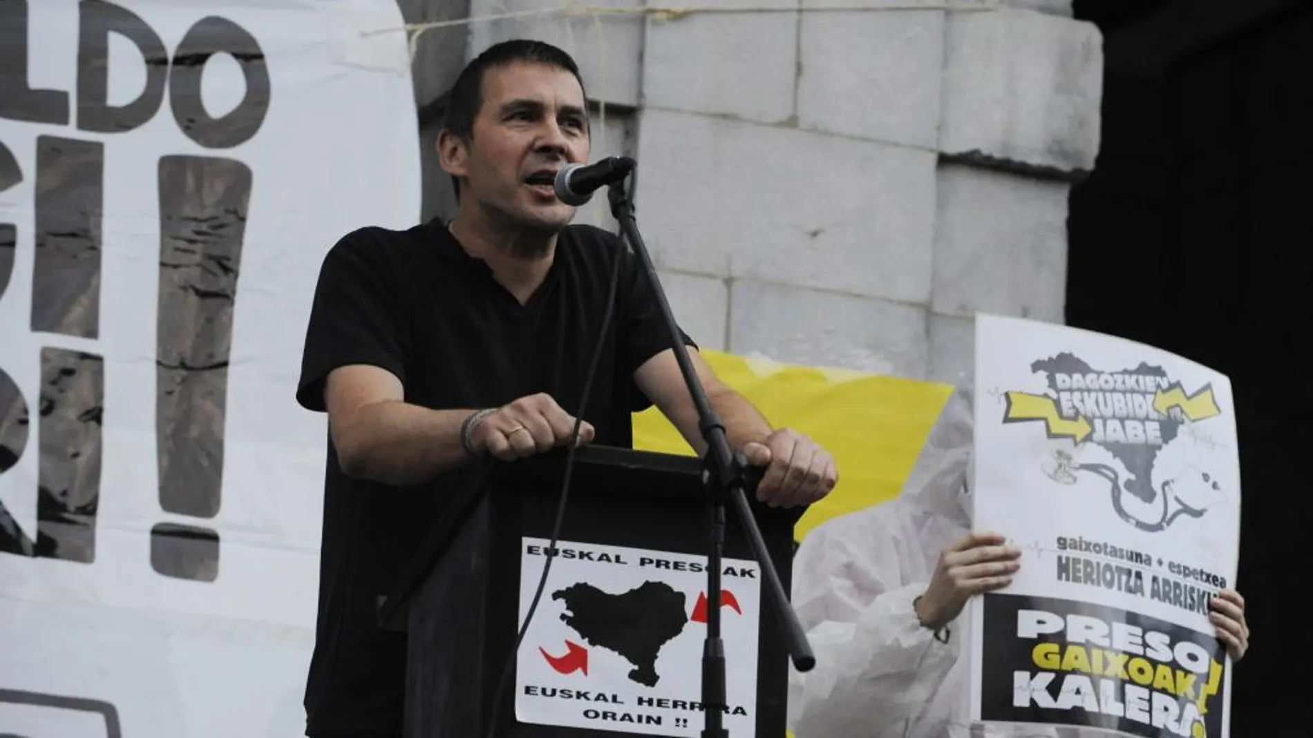 El ex portavoz de Batasuna Arnaldo Otegi, durante un acto celebrado en 2008 en la plaza de la localidad guipuzcoana de Elgoibar
